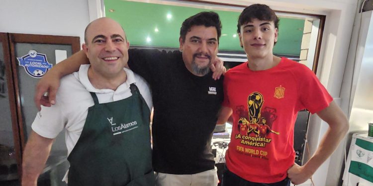 Euforia desatada en Peñaranda para celebrar el triunfo de España en el Mundial de Fútbol frente a Argentina y el gol de Ferran