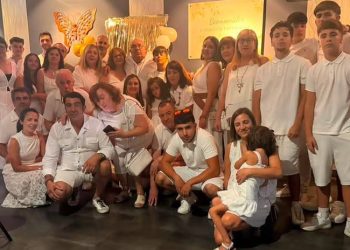Miguel Alfayate y Kaki Sánchez celebran en Peñaranda sus Bodas de Oro con una fiesta ibicenca organizada por familia y amigos
