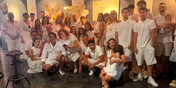 Miguel Alfayate y Kaki Sánchez celebran en Peñaranda sus Bodas de Oro con una fiesta ibicenca organizada por familia y amigos
