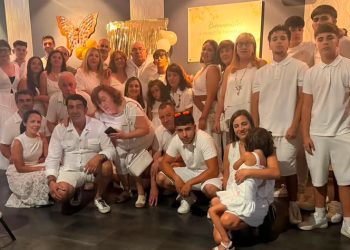 Miguel Alfayate y Kaki Sánchez celebran en Peñaranda sus Bodas de Oro con una fiesta ibicenca organizada por familia y amigos