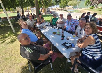 Palaciosrubios comparte una caldereta en el parque del Chiringuito como antesala a las fiestas patronales de las Nieves