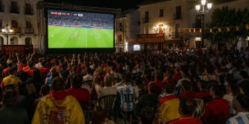 Villoria apuesta por vivir la final del Mundial a lo grande y el Ayuntamiento instalará una macro pantalla en la plaza Mayor