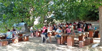 El Pedroso de la Armuña recibe los talleres de bordado «Al fresco» que reúnen a 42 participantes en el merendero El Chorrito