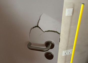 Roban en las piscinas y la cafetería de las piscinas municipales de Peñaranda y causan numerosos destrozos en las instalaciones