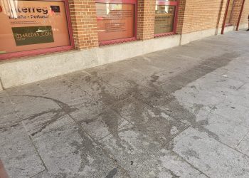 La limpieza de las plazas de Peñaranda, asignatura pendiente: quejas vecinales por los numerosos lamparones en el pavimento