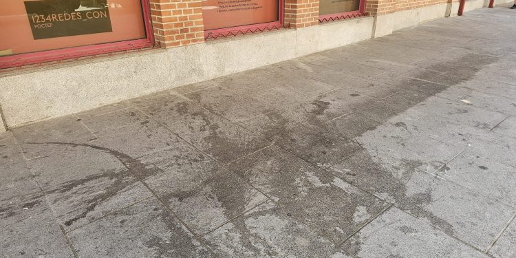 La limpieza de las plazas de Peñaranda, asignatura pendiente: quejas vecinales por los numerosos lamparones en el pavimento