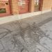 La limpieza de las plazas de Peñaranda, asignatura pendiente: quejas vecinales por los numerosos lamparones en el pavimento