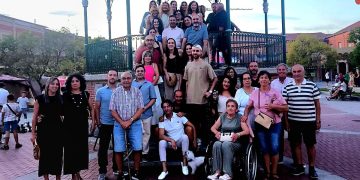 Los primos de la familia Rodríguez celebran su primer encuentro en Peñaranda con foto en el templete y cena en Las Cabañas
