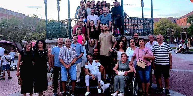 Los primos de la familia Rodríguez celebran su primer encuentro en Peñaranda con foto en el templete y cena en Las Cabañas