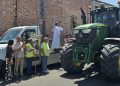 Fieles a la tradición de San Cristóbal en Peñaranda: bicis, motos, coches, camiones y hasta tractores piden la bendición del santo