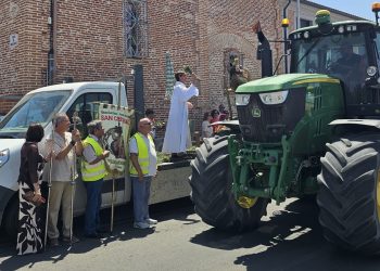 Fieles a la tradición de San Cristóbal en Peñaranda: bicis, motos, coches, camiones y hasta tractores piden la bendición del santo