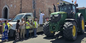 Fieles a la tradición de San Cristóbal en Peñaranda: bicis, motos, coches, camiones y hasta tractores piden la bendición del santo