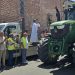 Fieles a la tradición de San Cristóbal en Peñaranda: bicis, motos, coches, camiones y hasta tractores piden la bendición del santo