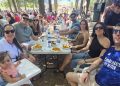 Santiago de la Puebla pone el broche final a sus fiestas con una multitudinaria paella solidaria en favor de Piel de Mariposa