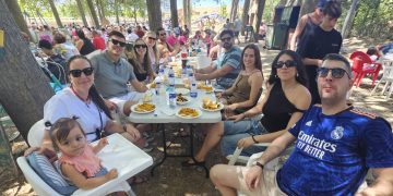 Santiago de la Puebla pone el broche final a sus fiestas con una multitudinaria paella solidaria en favor de Piel de Mariposa