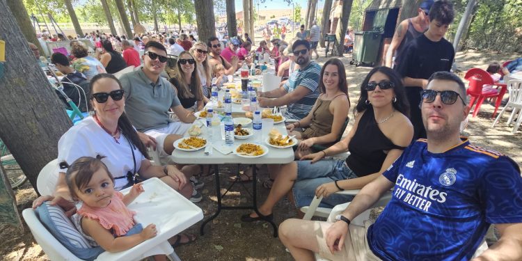 Santiago de la Puebla pone el broche final a sus fiestas con una multitudinaria paella solidaria en favor de Piel de Mariposa