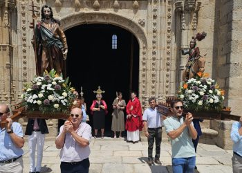 Santiago de la Puebla acompaña al Apóstol y al Peregrino en una original procesión con las dos imágenes del patrón del pueblo