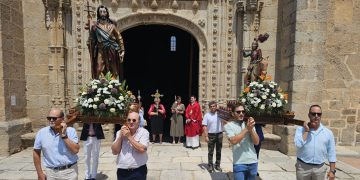 Santiago de la Puebla acompaña al Apóstol y al Peregrino en una original procesión con las dos imágenes del patrón del pueblo