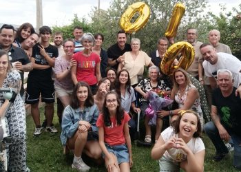 Sebastiana Casas celebra sus 100 años en Peñaranda rodeada de toda su familia en una gran fiesta dedicada a la nueva centenaria