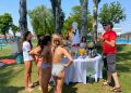 Teo Marcos ofrece en las piscinas municipales de Peñaranda un taller de coctelería infantil preparando un «San Francisco»