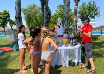 Teo Marcos ofrece en las piscinas municipales de Peñaranda un taller de coctelería infantil preparando un «San Francisco»