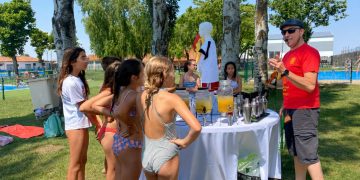 Teo Marcos ofrece en las piscinas municipales de Peñaranda un taller de coctelería infantil preparando un «San Francisco»