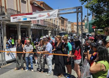 Pasión por el ciclismo en Peñaranda: cientos de personas presencian la salida de etapa de la Vuelta Ciclista a Castilla y León
