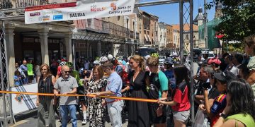 Pasión por el ciclismo en Peñaranda: cientos de personas presencian la salida de etapa de la Vuelta Ciclista a Castilla y León