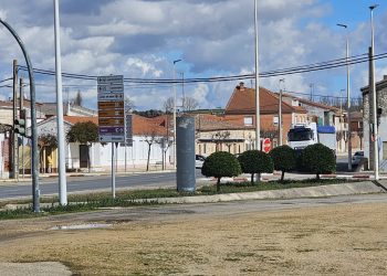Villoria denuncia el estado de la SA-810 hasta Babilafuente y pide medidas para reducir la velocidad en la travesía de la villa