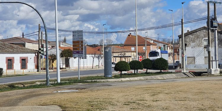 Villoria denuncia el estado de la SA-810 hasta Babilafuente y pide medidas para reducir la velocidad en la travesía de la villa
