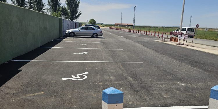 Villoria estrena el aparcamiento de las piscinas municipales tras una inversión de cerca de 20.000 euros del Fondo de Cooperación