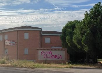 ¿Vandalismo o provocación?: El Ayuntamiento de Villoria denuncia la aparición de pintadas en una de las entradas a la localidad