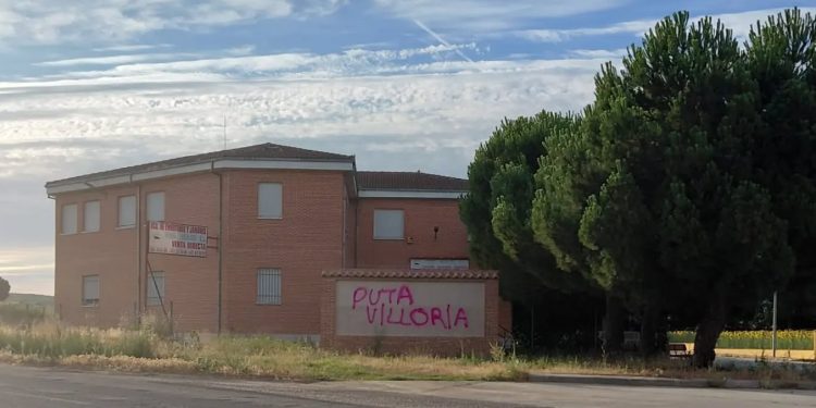¿Vandalismo o provocación?: El Ayuntamiento de Villoria denuncia la aparición de pintadas en una de las entradas a la localidad