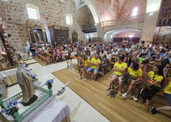 Una multitudinaria ofrenda floral en Villoruela a la Virgen del Carmen y al Cristo de la Esperanza abre las fiestas patronales