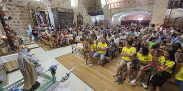 Una multitudinaria ofrenda floral en Villoruela a la Virgen del Carmen y al Cristo de la Esperanza abre las fiestas patronales