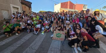 Villoruela vibra al ritmo de sus peñas y se emociona en la plaza con el pregón de la doctora e hija del pueblo Jenifer Lázaro