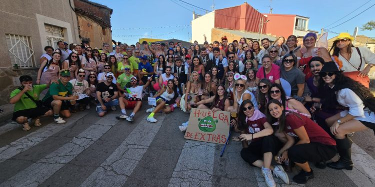 Villoruela vibra al ritmo de sus peñas y se emociona en la plaza con el pregón de la doctora e hija del pueblo Jenifer Lázaro