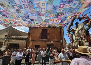 A la sombra en Villoruela para no perder detalle del remate de banzos del Santo Cristo de la Esperanza y de la Virgen del Carmen