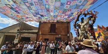 A la sombra en Villoruela para no perder detalle del remate de banzos del Santo Cristo de la Esperanza y de la Virgen del Carmen