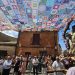 A la sombra en Villoruela para no perder detalle del remate de banzos del Santo Cristo de la Esperanza y de la Virgen del Carmen