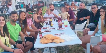 Villoruela comparte una gran parrillada en la zona de la ermita que da paso a un fin de semana que se espera multitudinario