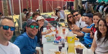 Villoruela comparte una multitudinaria paella y adelanta mañana la merienda de la vaca a mediodía para ver la final del Mundial