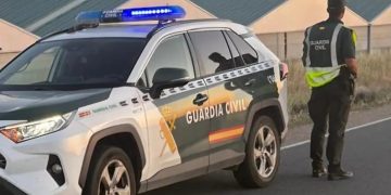 La Guardia Civil presta los primeros auxilios a un varón que se encontraba inconsciente tras desplomarse en una nave en Villoria