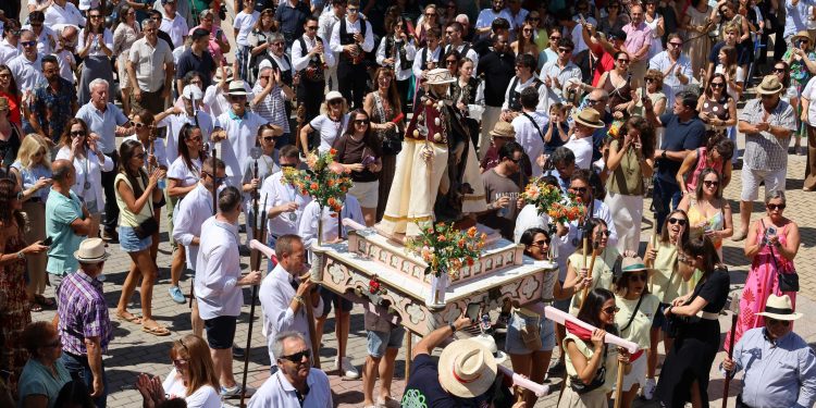 Macotera vive el día más esperado del año en el que desde las 13:00 horas baila a San Roque en su recorrido por la localidad