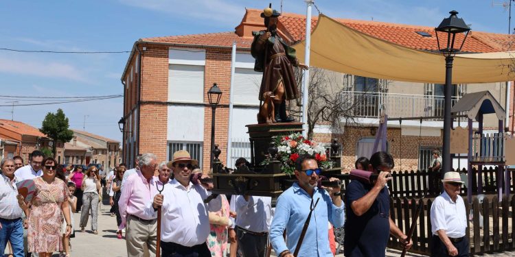 Cantaracillo desafía a las altas temperaturas y baila durante horas ante San Roque en el día grande de las fiestas patronales