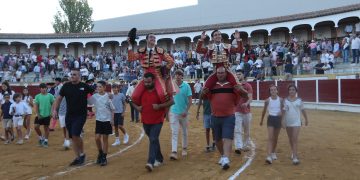 Ismael Martín y El Fandi salen a hombros en la corrida mixta celebrada en el centenario coso de La Florida, en Peñaranda