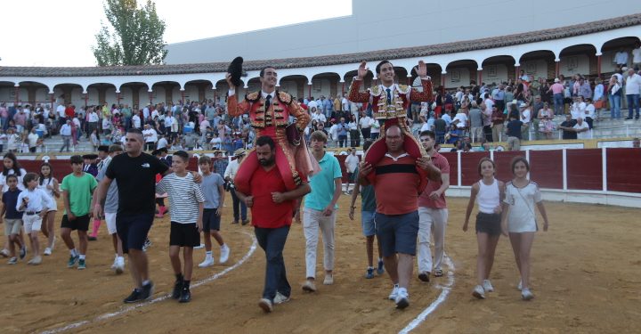 Ismael Martín y El Fandi salen a hombros en la corrida mixta celebrada en el centenario coso de La Florida, en Peñaranda