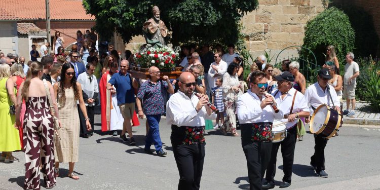 Villar de Gallimazo da la bienvenida al mes de agosto con los actos festivos en honor de su patrón, San Pedro Advíncula
