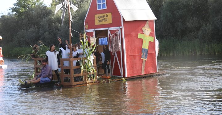 32 años surcando las aguas del Tormes en Huerta a bordo de los «ofnis» en una gran tarde de creatividad, colorido y chapuzones