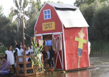 32 años surcando las aguas del Tormes en Huerta a bordo de los «ofnis» en una gran tarde de creatividad, colorido y chapuzones